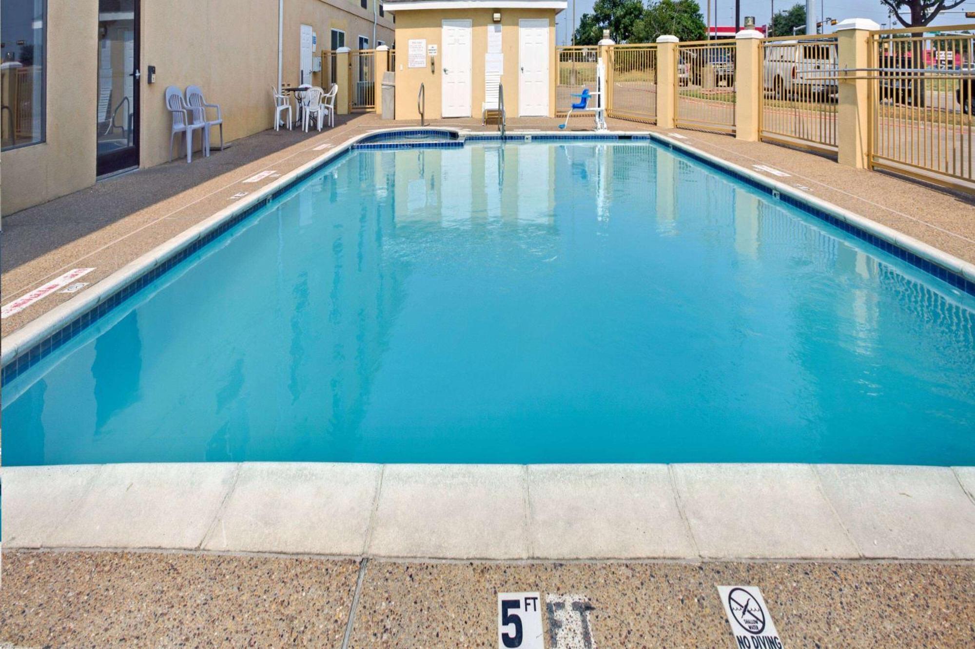 Days Inn By Wyndham Dallas Garland West Eksteriør bilde
